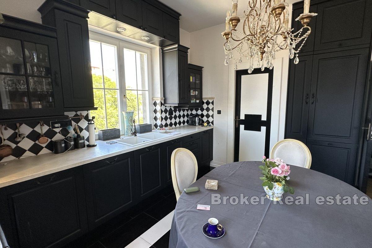 Stilizirani stan u blizini obale i plaže