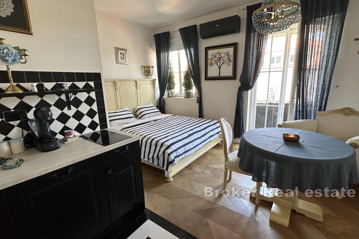 Stilizirani stan u blizini obale i plaže