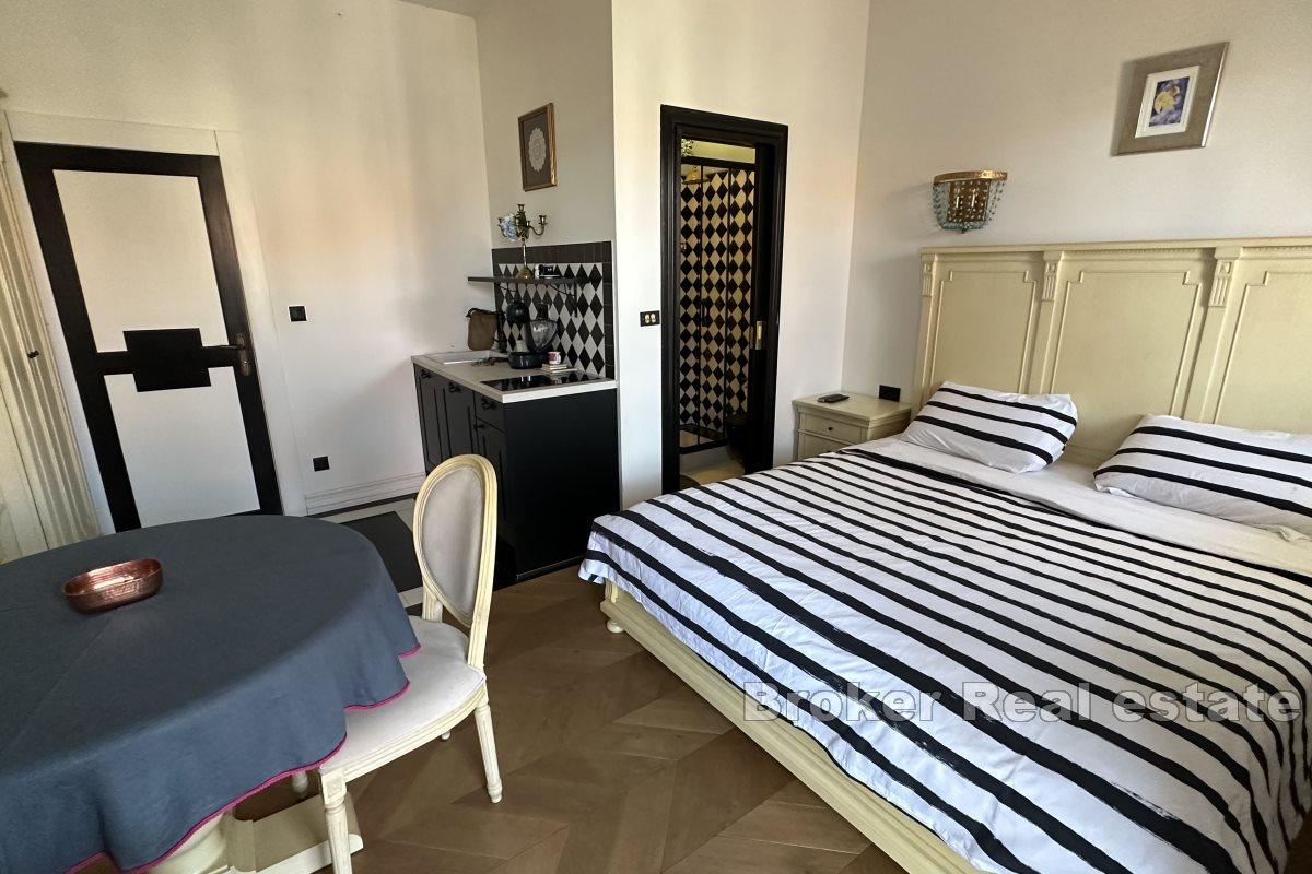 Stilizirani stan u blizini obale i plaže