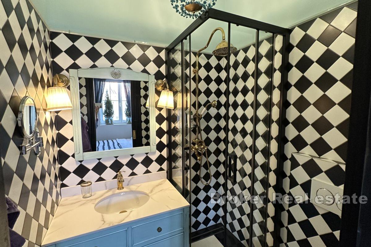 Stilizirani stan u blizini obale i plaže