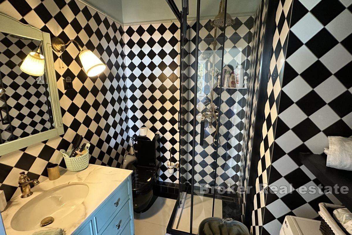 Stilizirani stan u blizini obale i plaže