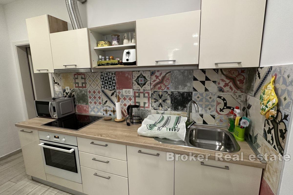 Nyoppusset leilighet med utmerket beliggenhet