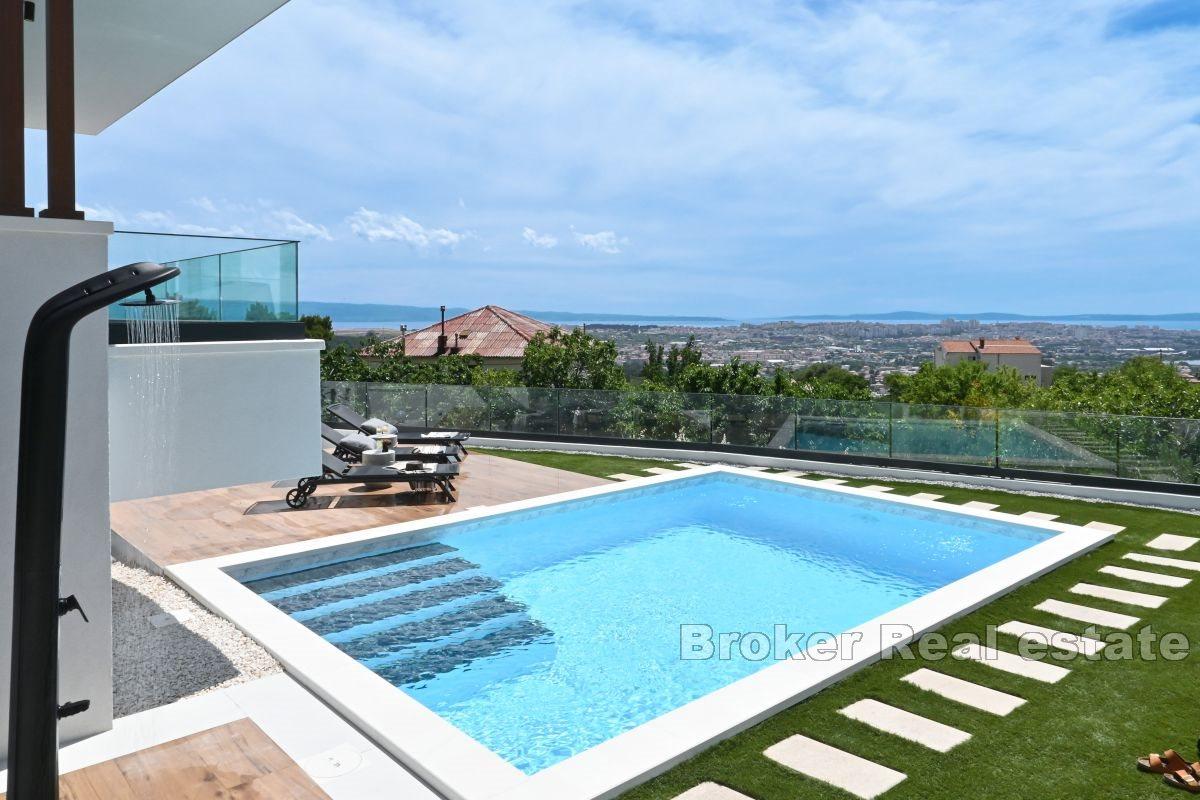 Villa nouvellement construite avec vue dégagée sur la mer
