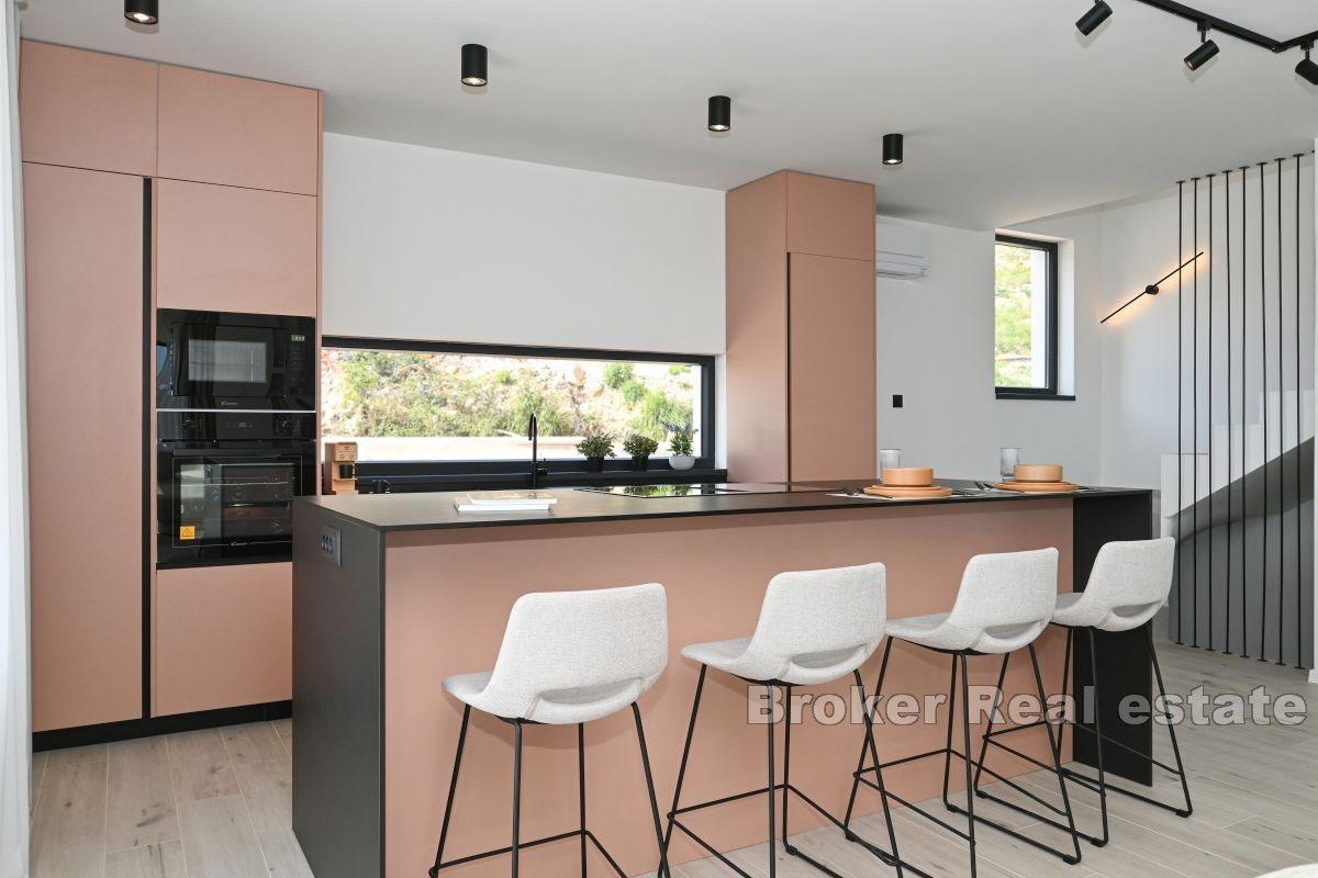 Neu gebaute Villa mit offenem Meerblick