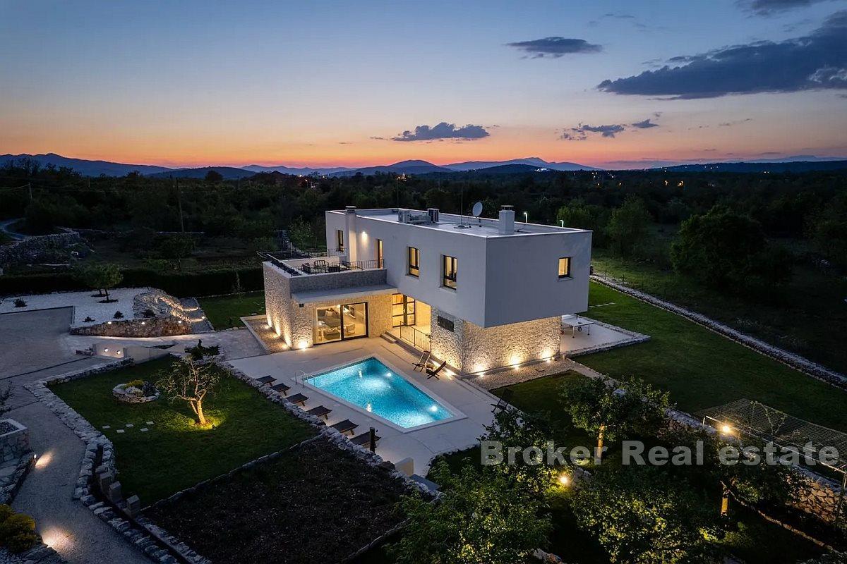 Luxury Villa with Pool and Spacious Garden