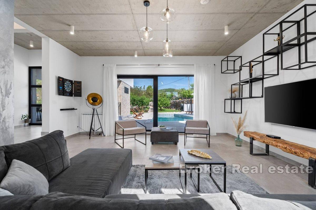 Luxury Villa with Pool and Spacious Garden