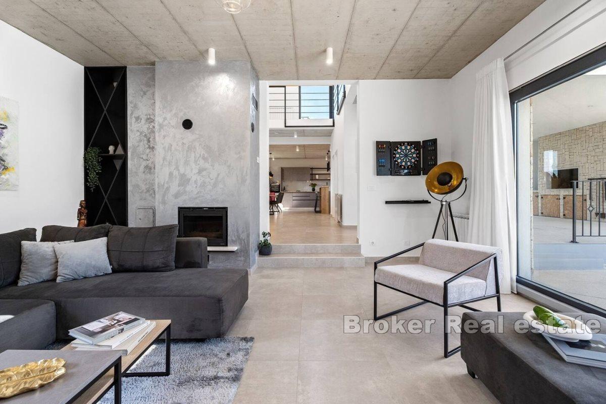 Luxury Villa with Pool and Spacious Garden