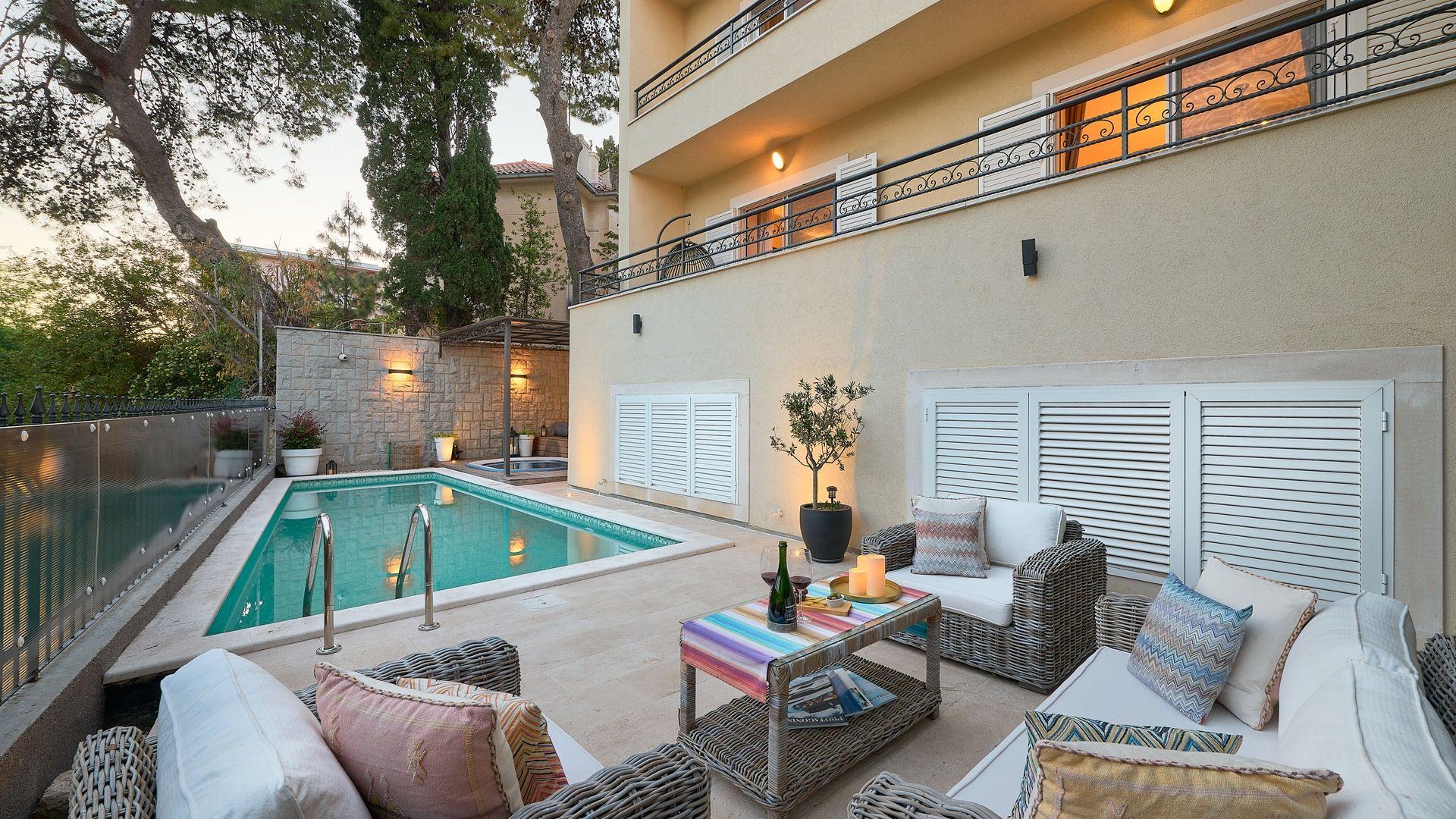 01-2045-15-Split-Bacvice-Unique-villa-with-pool-near-the-sea-for-sale