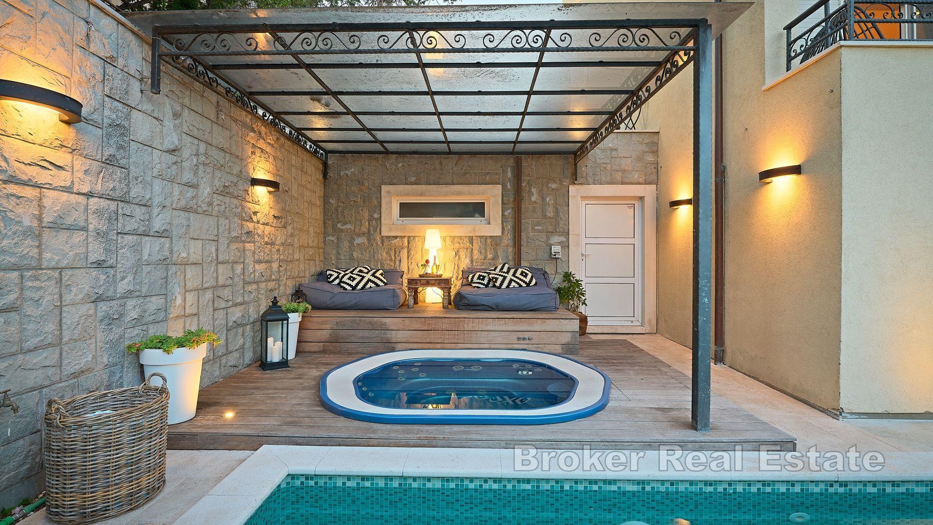 Роскошная вилла с бассейном и первоклассными удобствами недалеко от моря