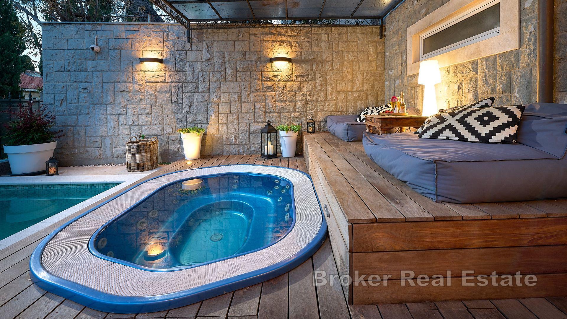 Lyxvilla med pool och förstklassiga bekvämligheter nära havet