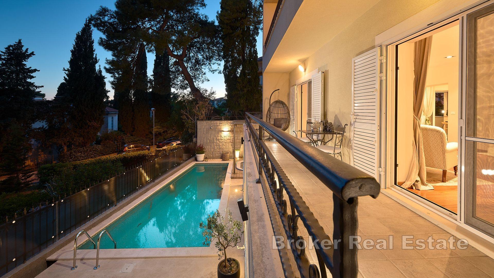 Роскошная вилла с бассейном и первоклассными удобствами недалеко от моря