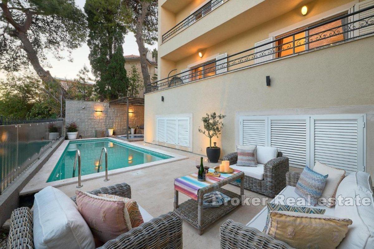 Luksusowa willa z basenem i udogodnieniami premium w pobliżu morza