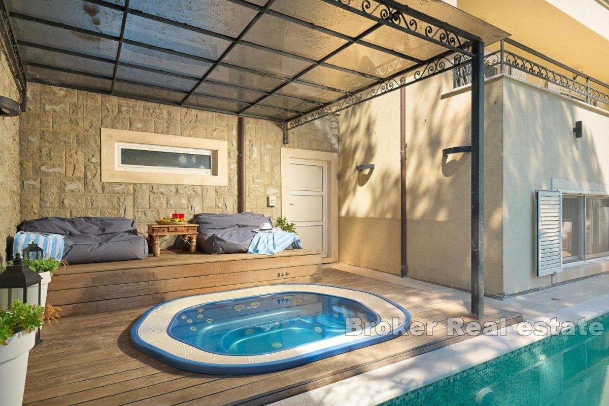 Luksuzna vila s bazenom i vrhunskim sadržajima u blizini mora