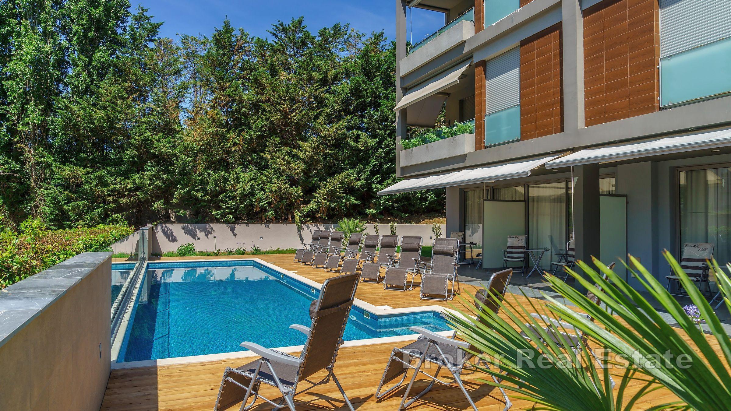 Hôtel luxueux avec piscine et solarium