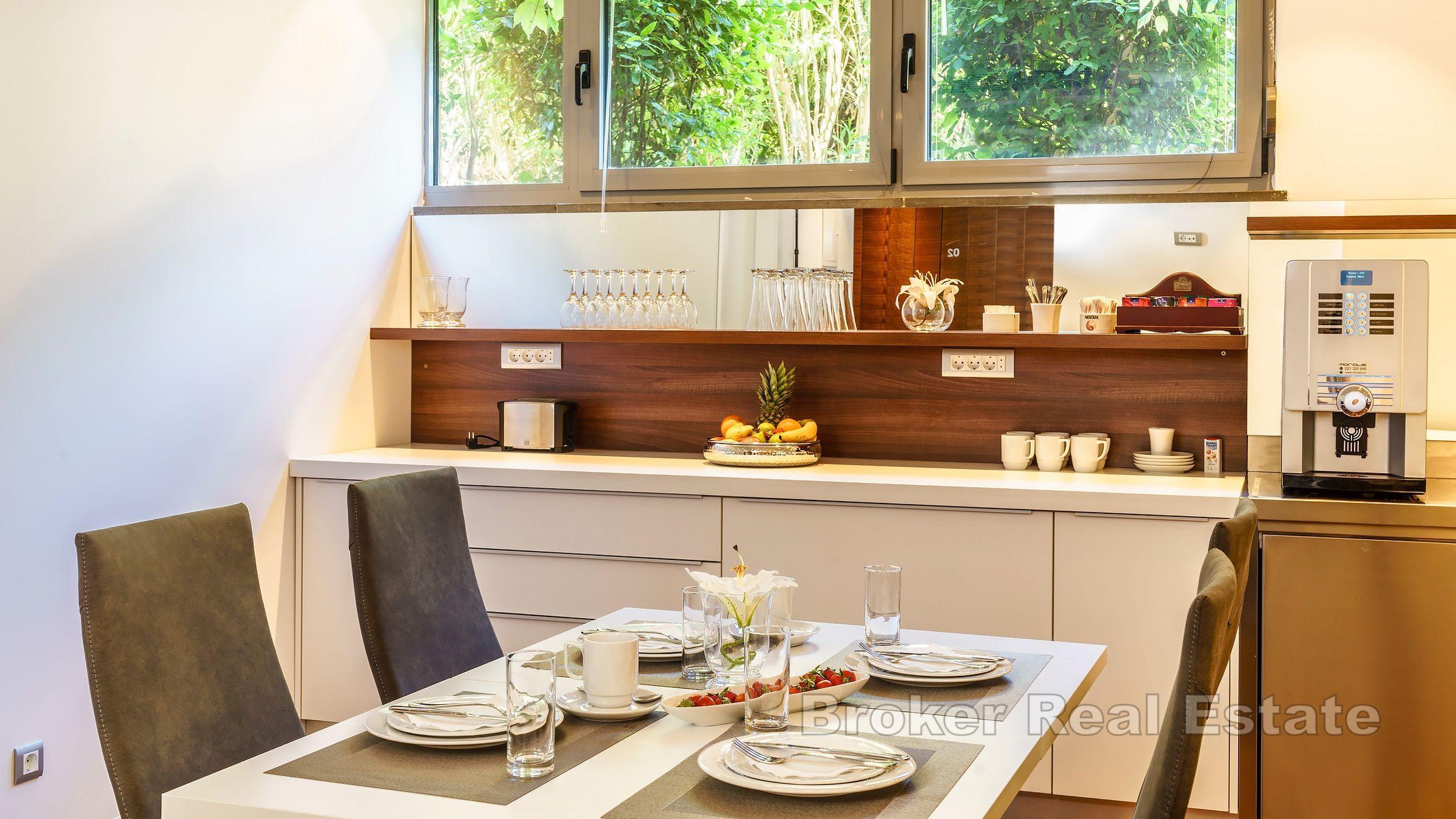 Luksuzni hotel s bazenom i sunčalištem