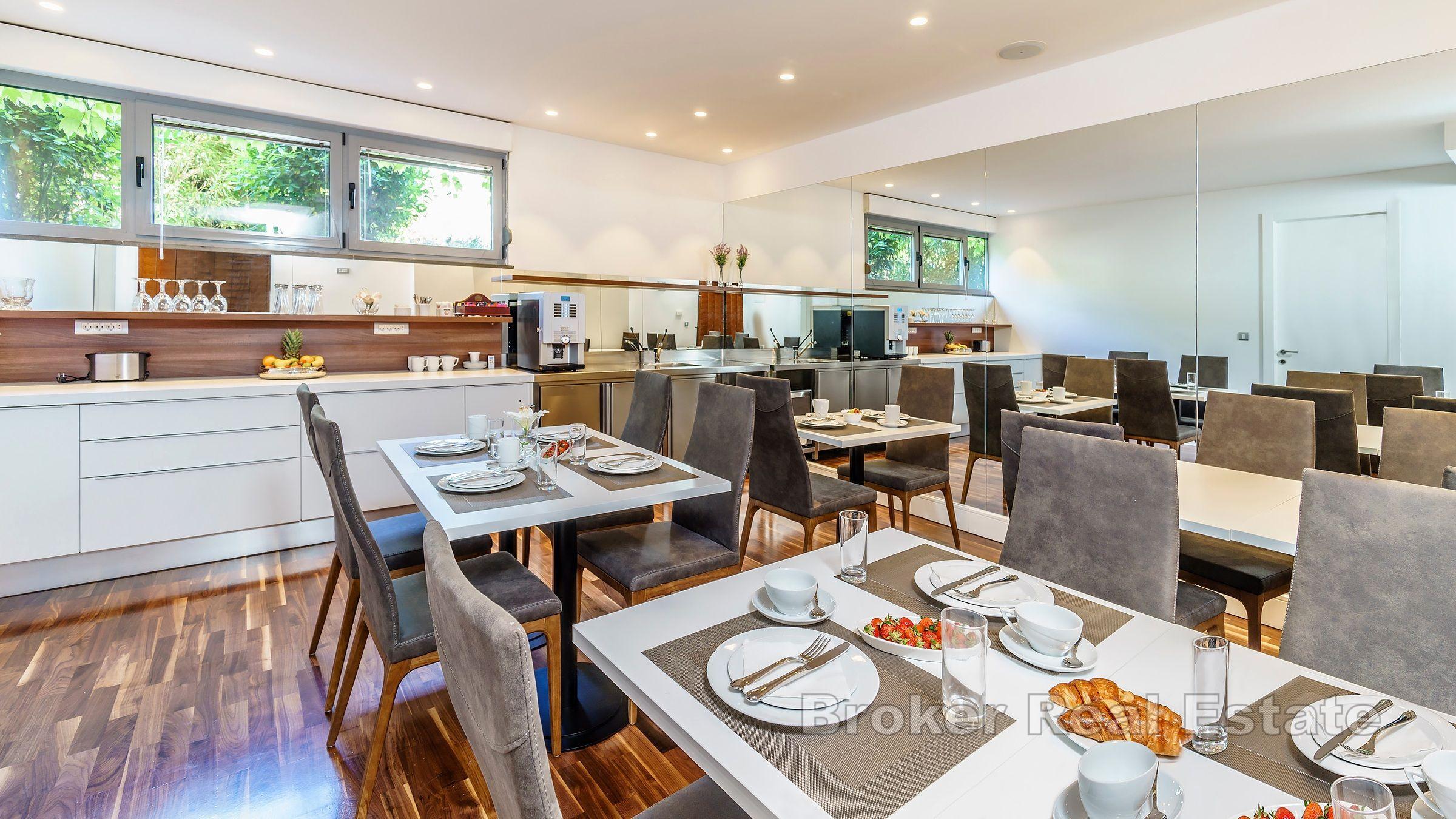 Luksuzni hotel s bazenom i sunčalištem