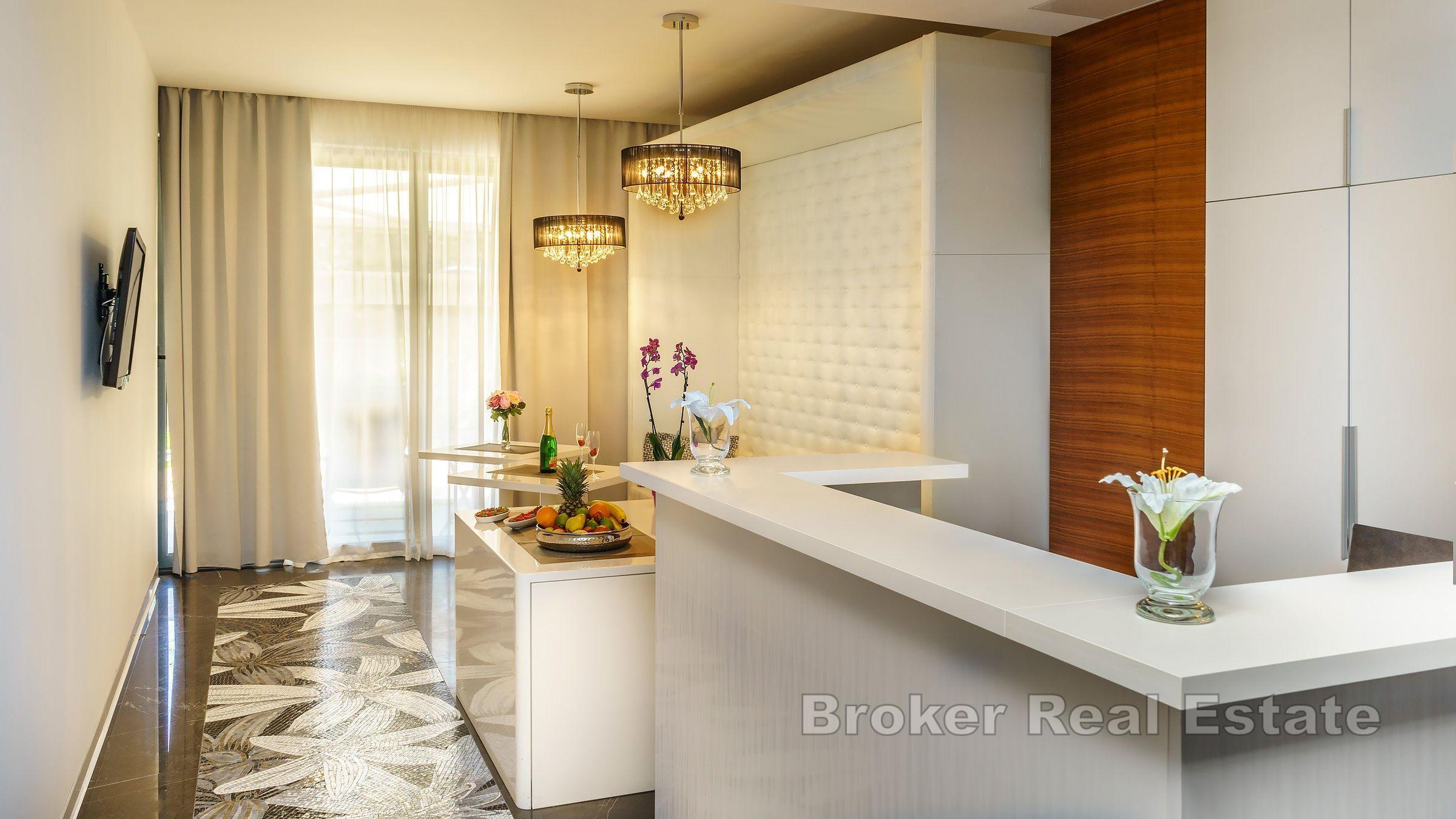 Luksuzni hotel s bazenom i sunčalištem