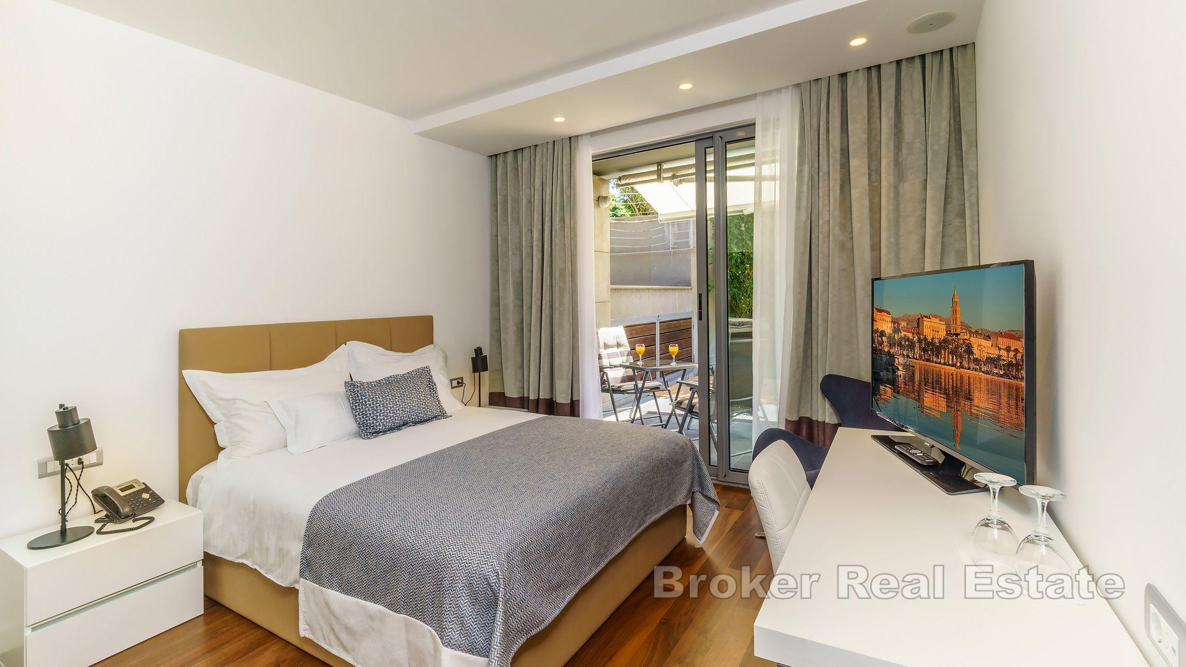 Hôtel luxueux avec piscine et solarium