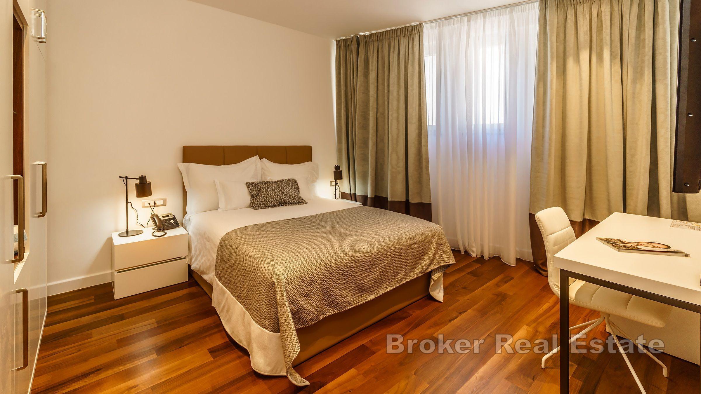 Hôtel luxueux avec piscine et solarium