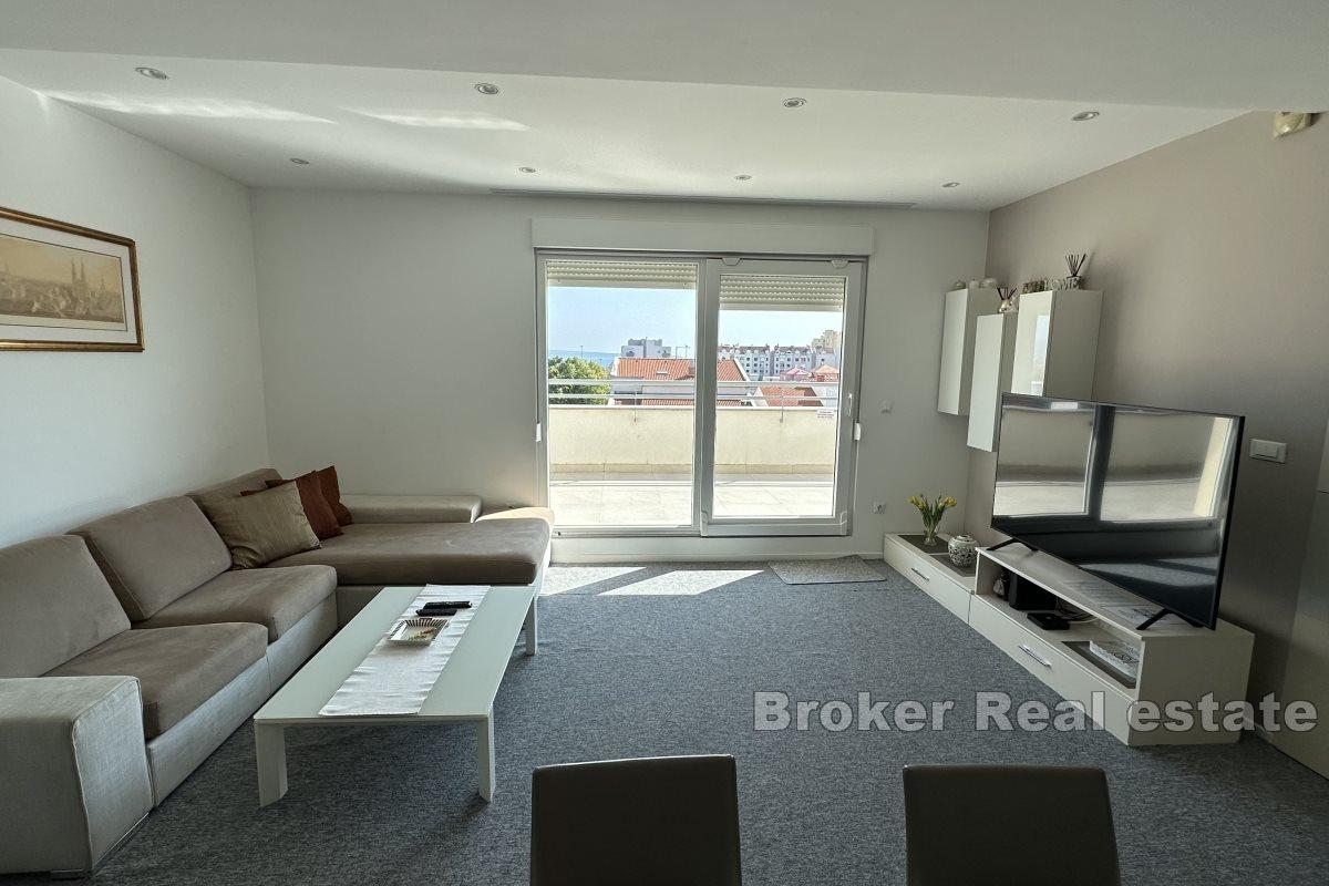 Przestronny penthouse z tarasem i widokiem na miasto