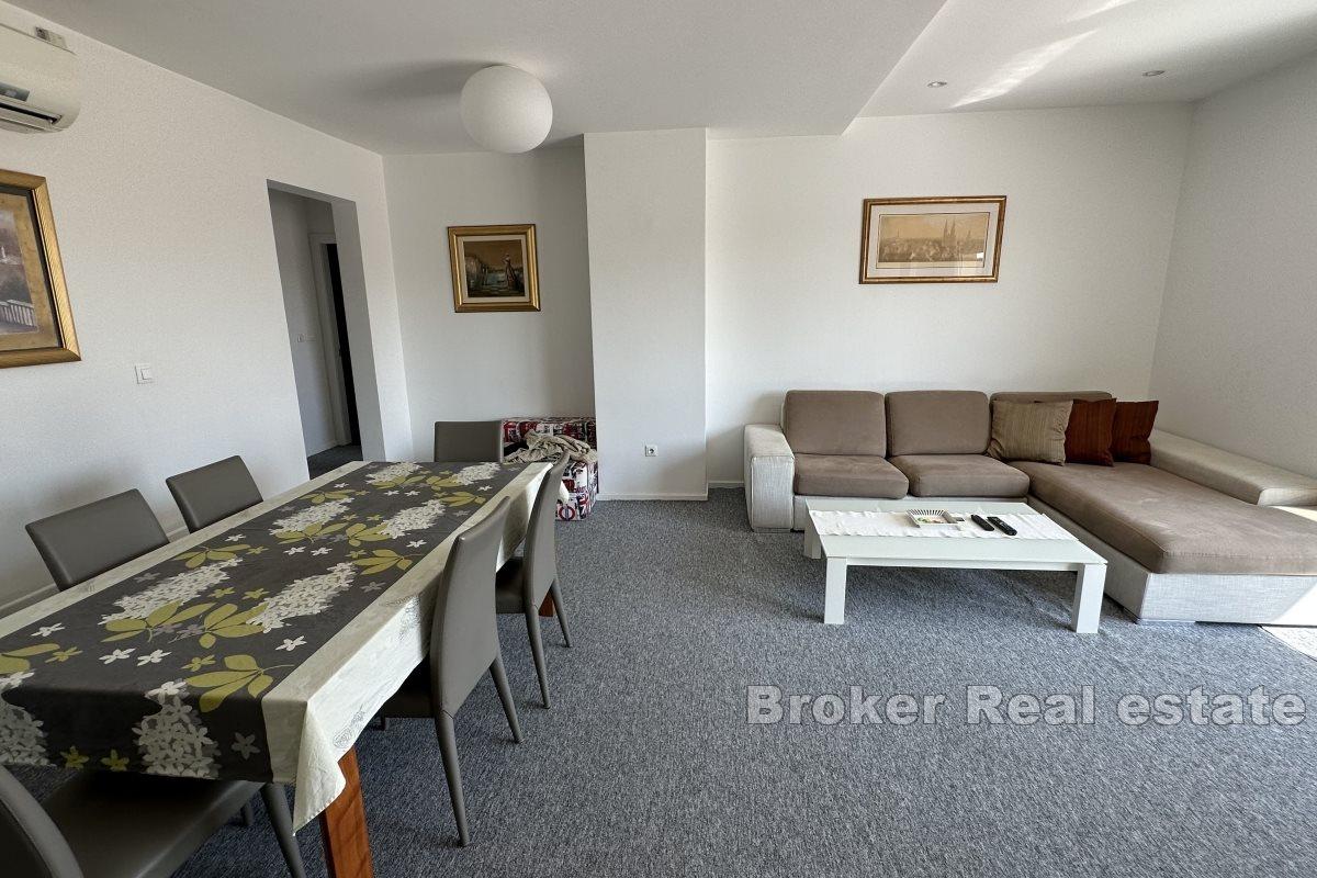 Przestronny penthouse z tarasem i widokiem na miasto