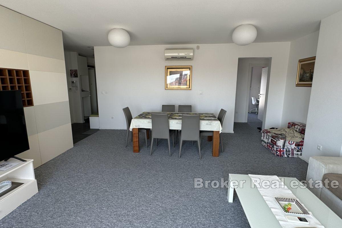 Przestronny penthouse z tarasem i widokiem na miasto