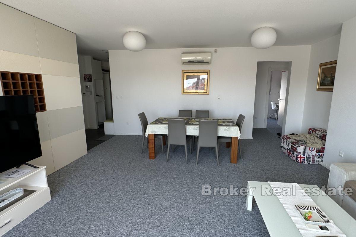 Geräumiges Penthouse mit Terrasse und Blick auf die Stadt