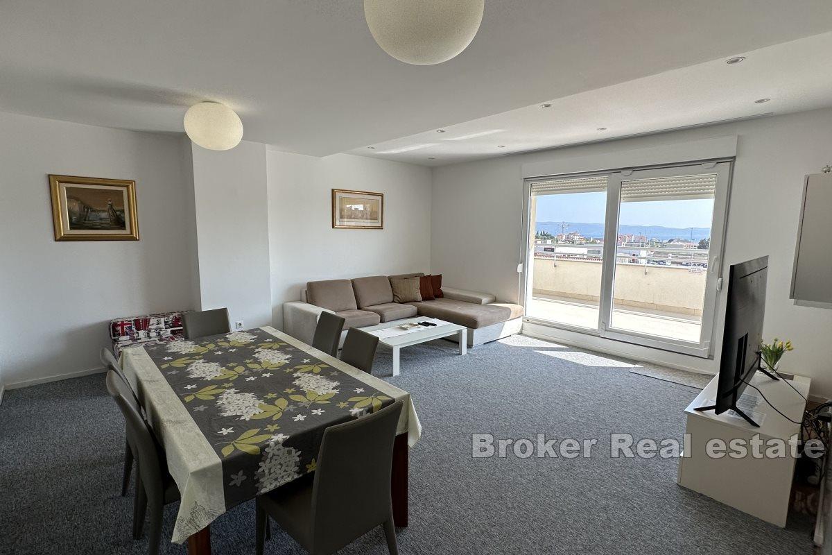 Geräumiges Penthouse mit Terrasse und Blick auf die Stadt