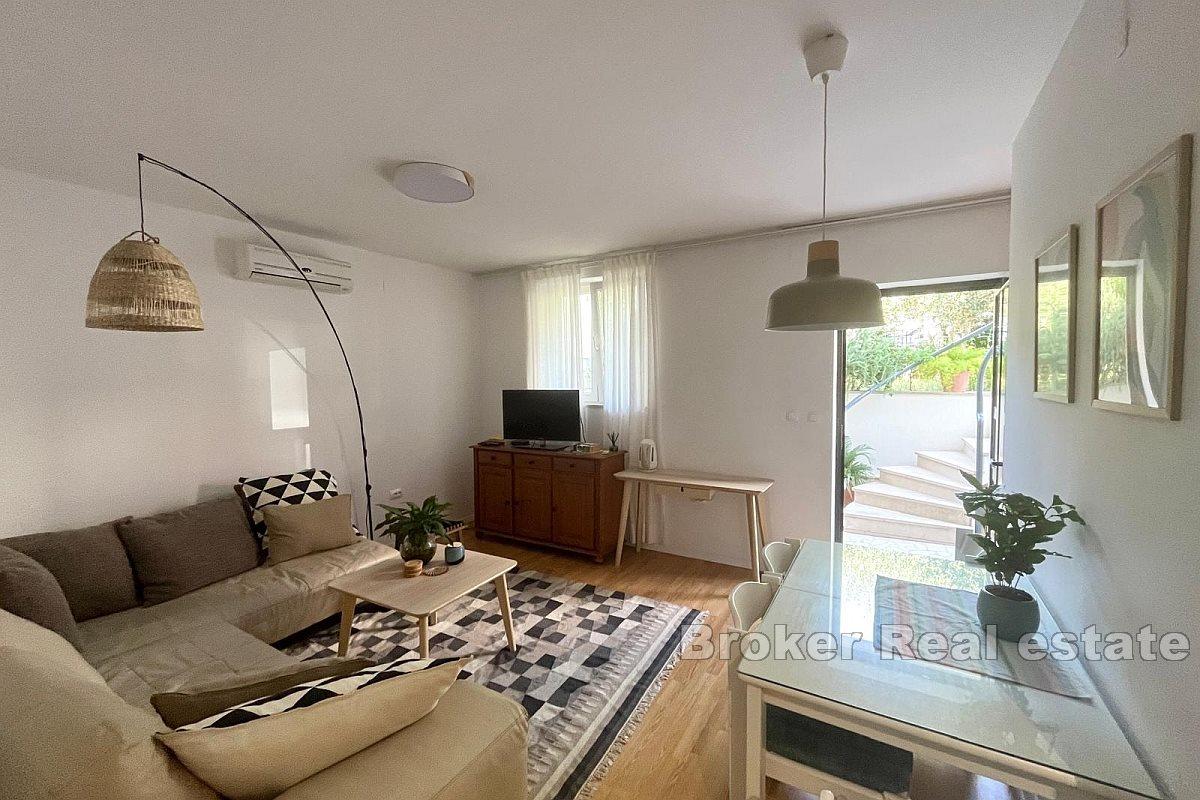 Dobro održavan jednosoban stan s vanjskom terasom