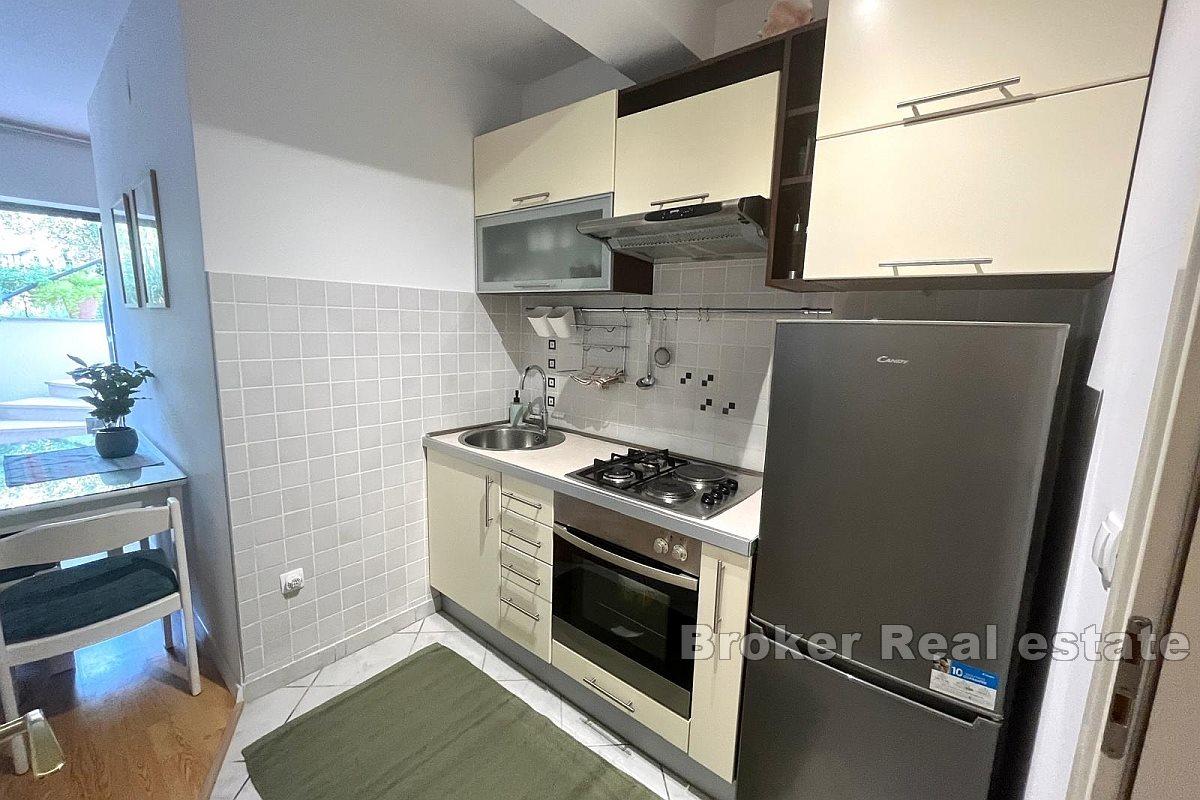 Dobro održavan jednosoban stan s vanjskom terasom