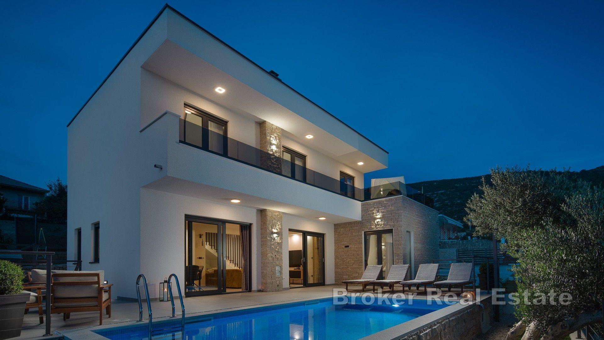 Villa med rike fasiliteter og panoramautsikt over havet