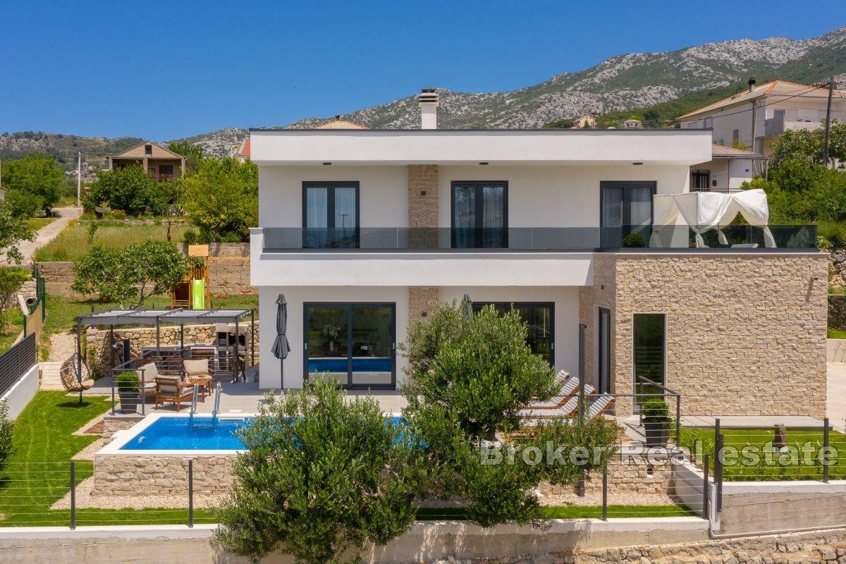 Villa with rich amenities and panoramic sea view