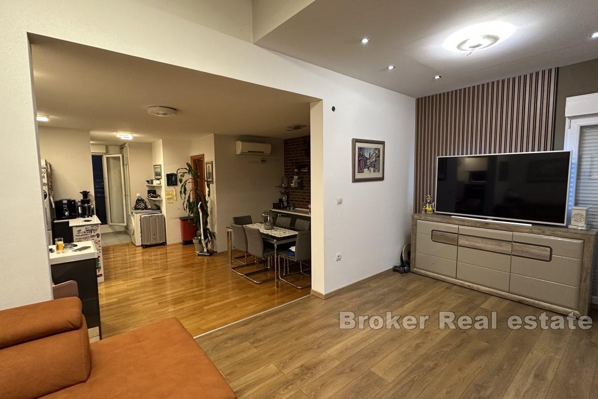 Penthouse confortable de deux chambres avec un grand potentiel