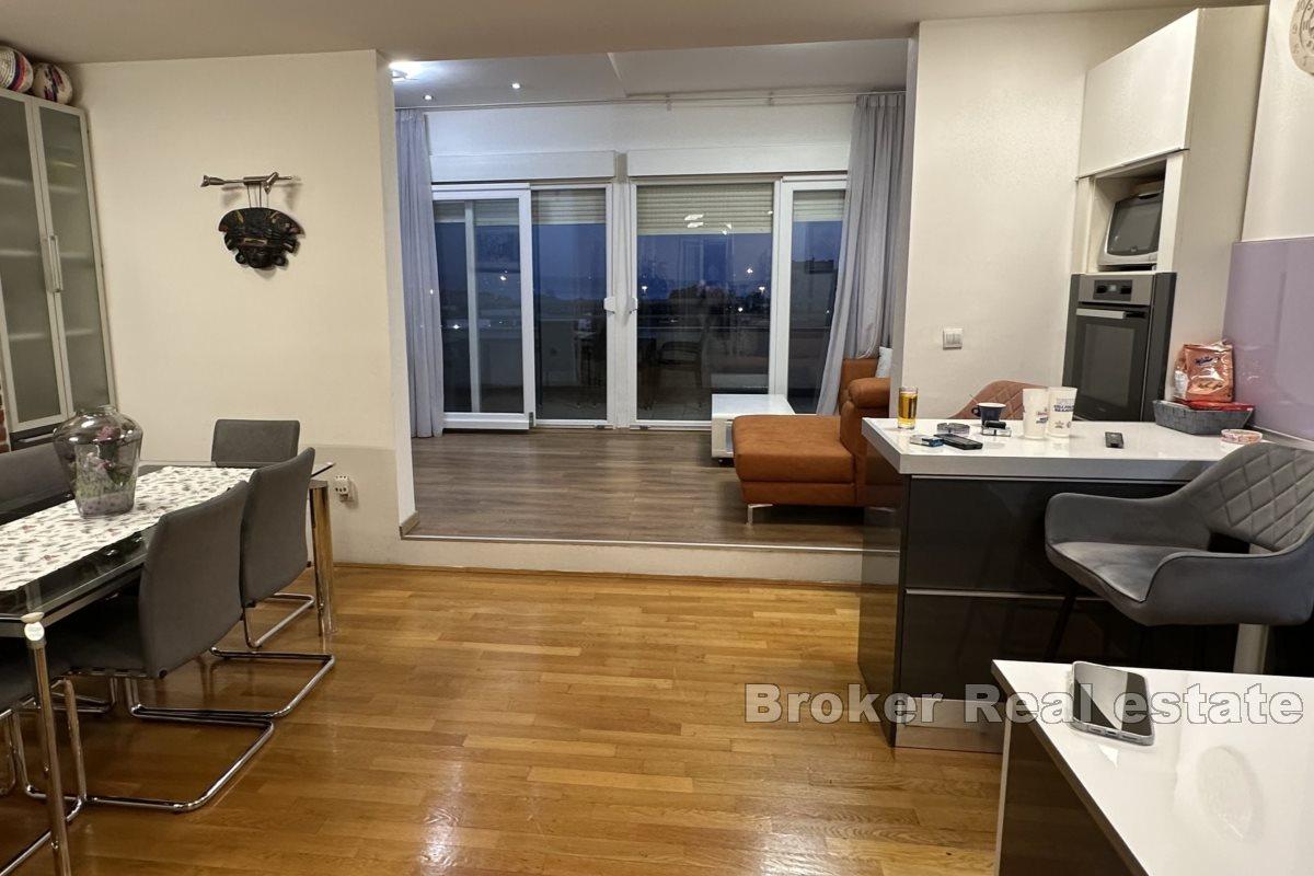 Penthouse confortable de deux chambres avec un grand potentiel