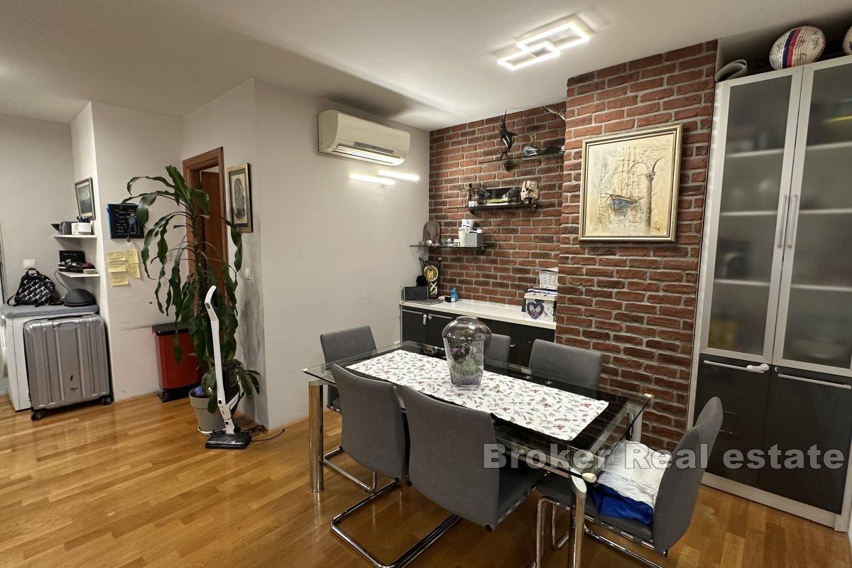 Penthouse confortable de deux chambres avec un grand potentiel