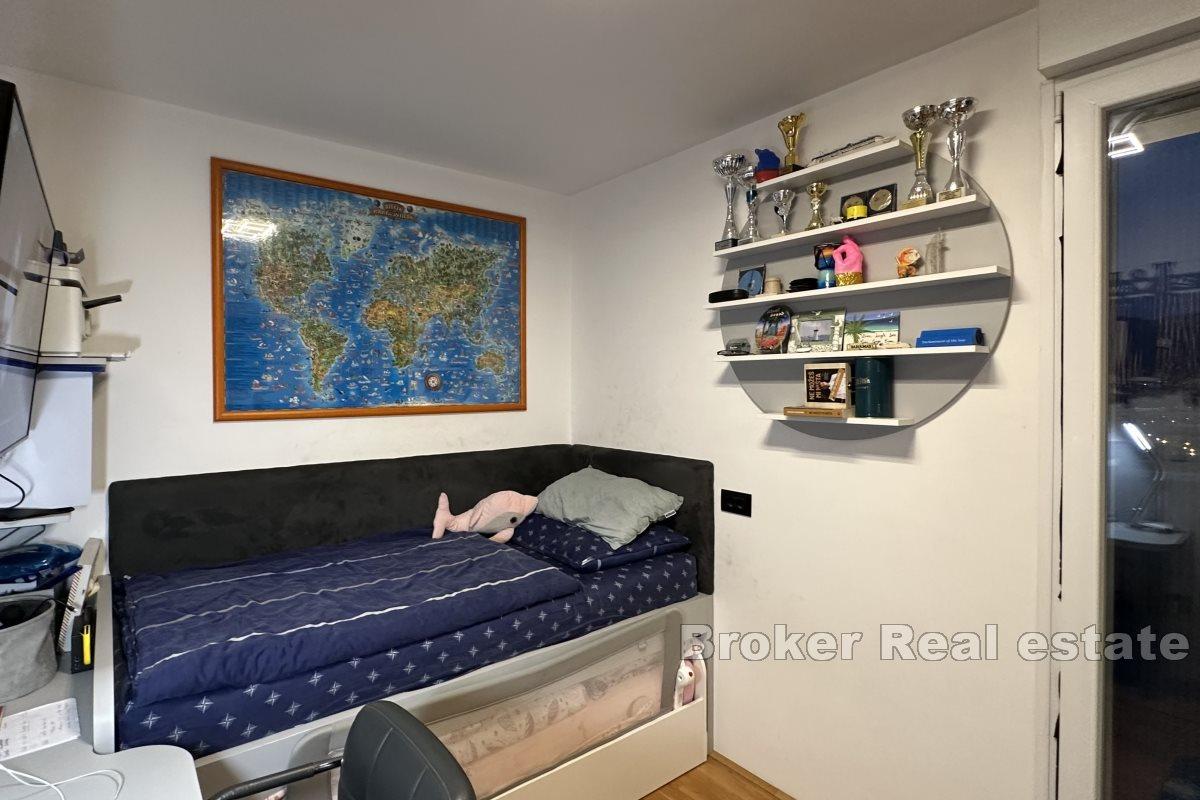 Penthouse confortable de deux chambres avec un grand potentiel