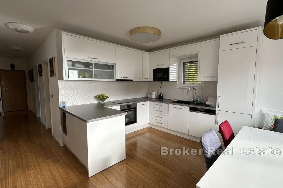 Duży apartament z trzema sypialniami i miejscem parkingowym