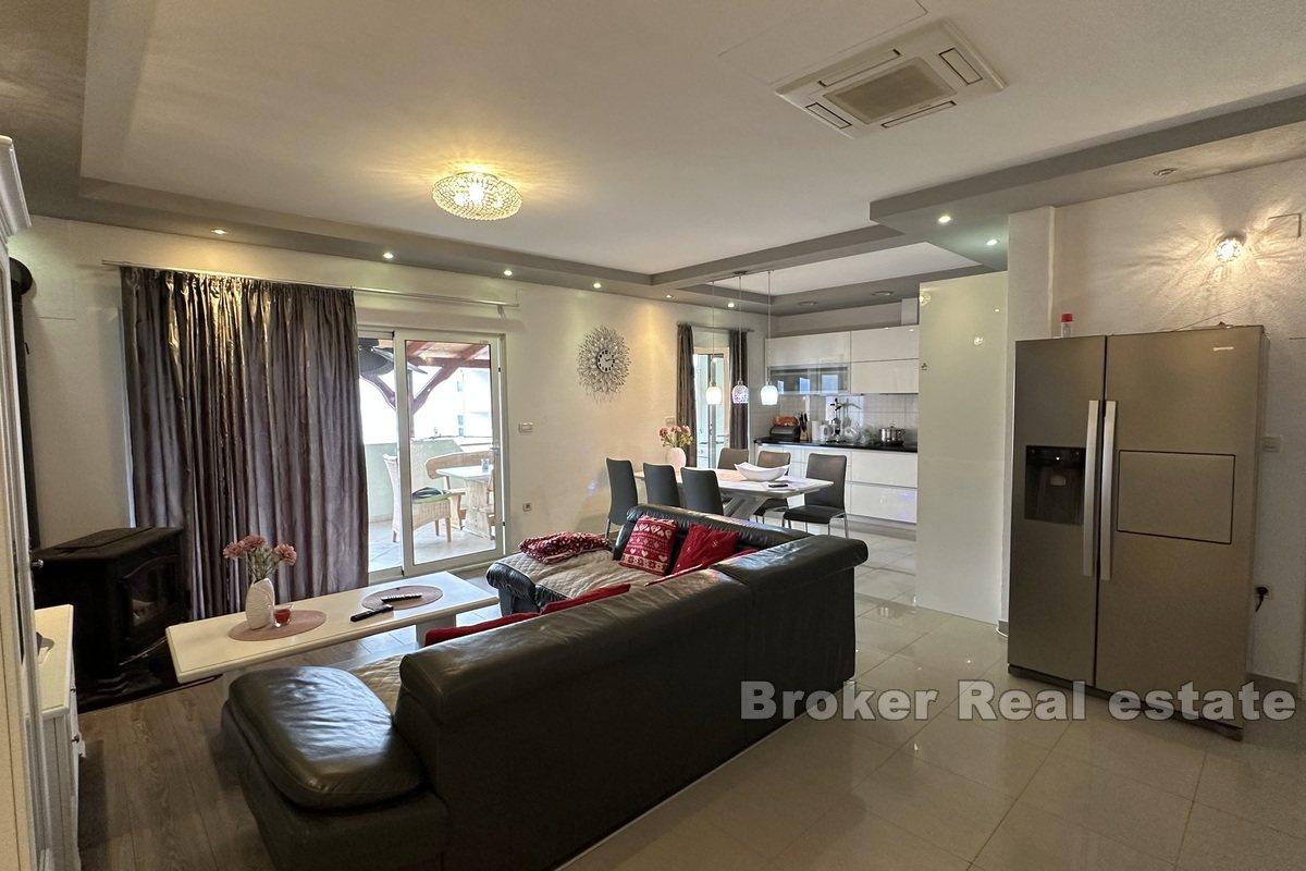 Appartements meublés au deuxième rang de la mer