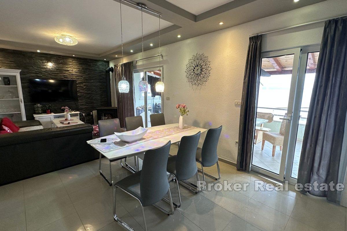 Appartements meublés au deuxième rang de la mer