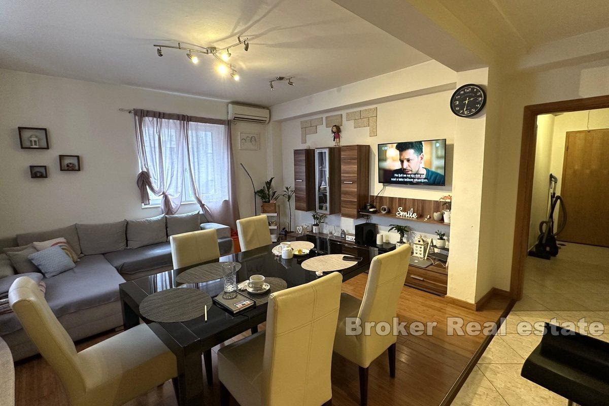 Apartament z trzema sypialniami i parkingiem w pobliżu plaży