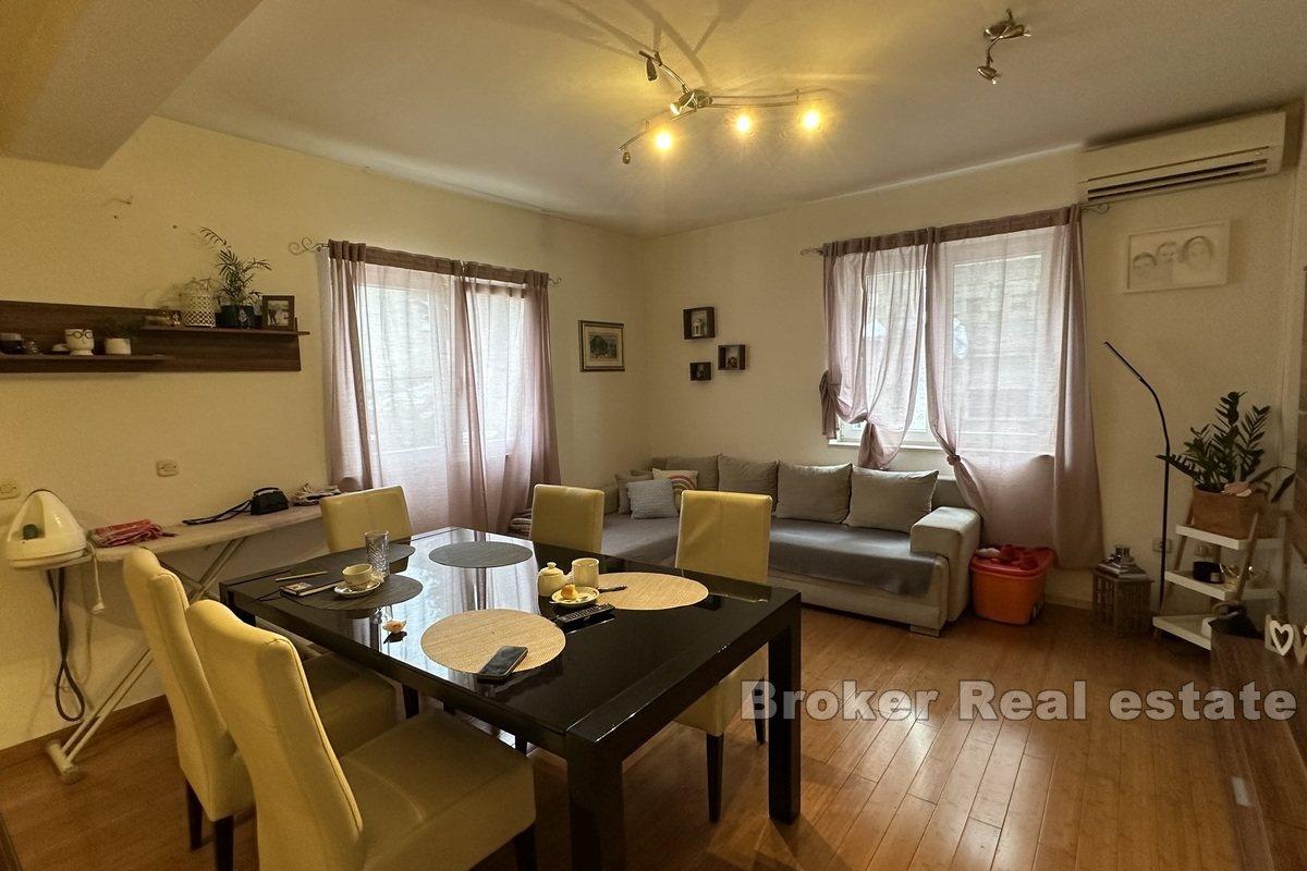 Lägenhet med tre sovrum och parkering nära stranden