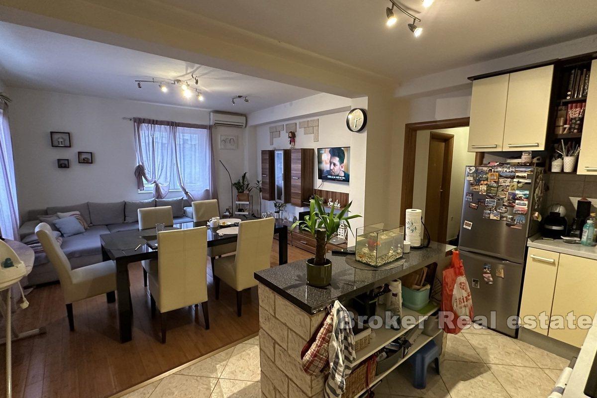 Apartament z trzema sypialniami i parkingiem w pobliżu plaży