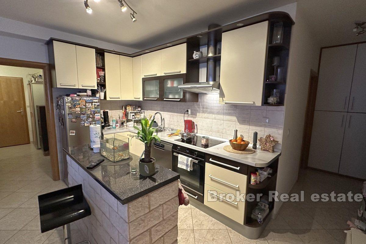 Lägenhet med tre sovrum och parkering nära stranden