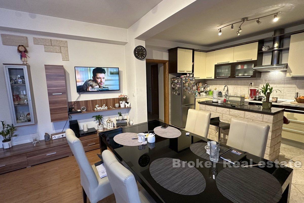 Lägenhet med tre sovrum och parkering nära stranden