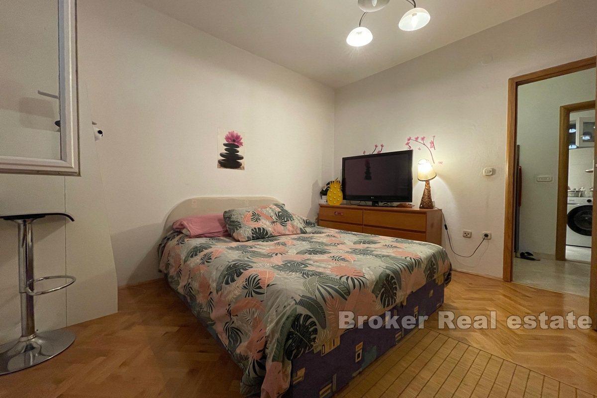 Lägenhet med tre sovrum och parkering nära stranden