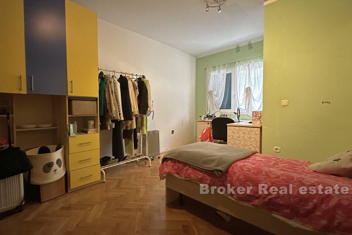 Lägenhet med tre sovrum och parkering nära stranden