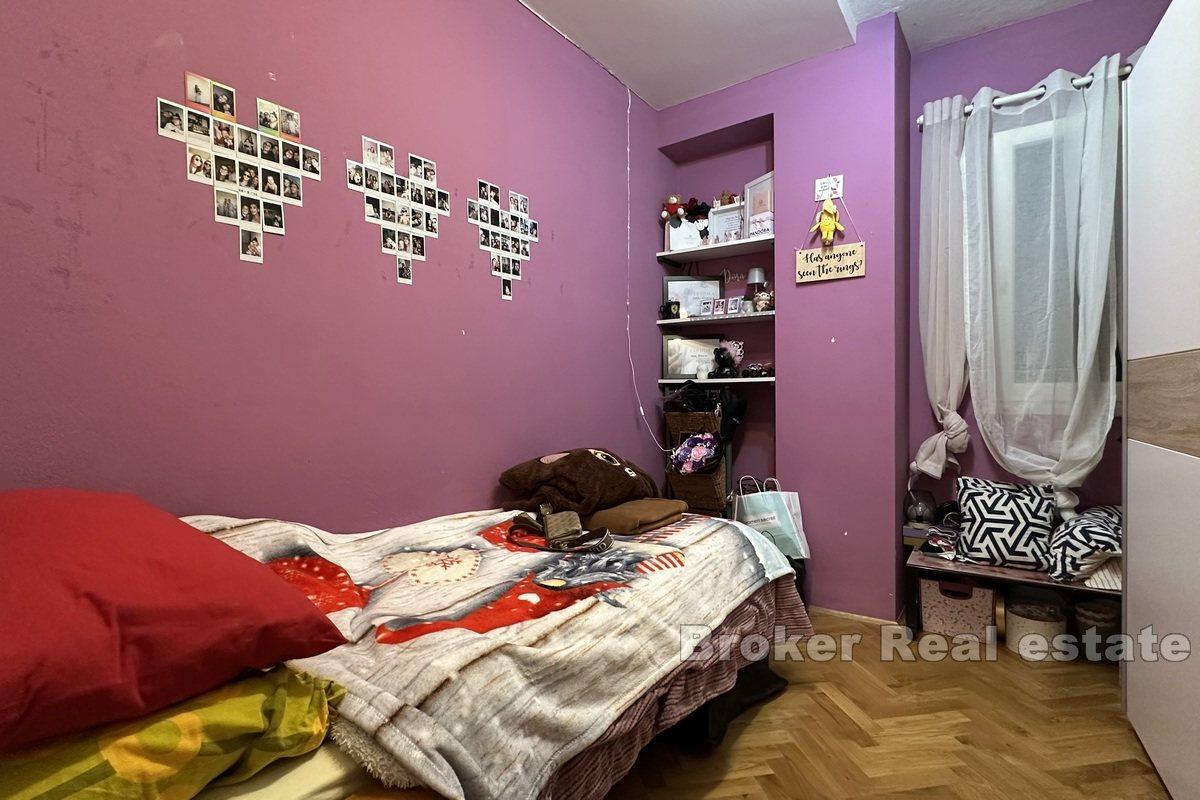 Lägenhet med tre sovrum och parkering nära stranden