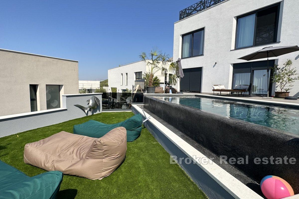 Esclusiva villa con piscina e terrazza