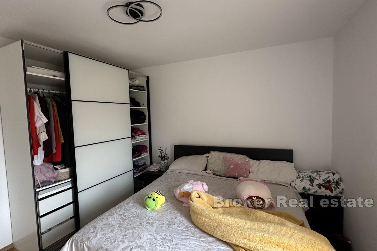 Spacieux appartement de trois chambres dans un quartier calme