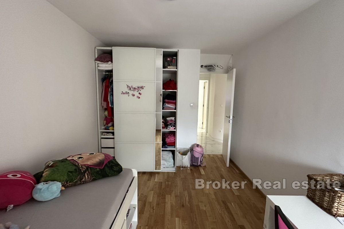Spacieux appartement de trois chambres dans un quartier calme